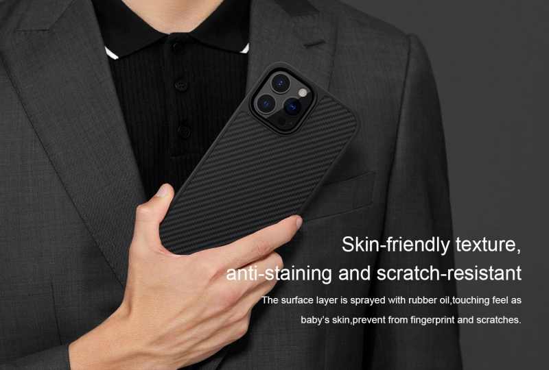 Ốp Lưng iPhone 13 Pro Nillkin Fiber Carbon Chính Hãng kẽ vân sọc chính hãng Nillkin Synthetic Fiber chất liệu PC và sợi tổng hợp cao cấp thân thiện với môi trường, có khả năng đàn hồi tốt, không bị giòn và khả năng chống trầy xước tốt.